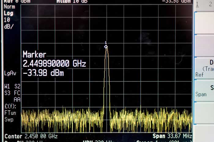 A black grid display showing waveforms in yellow