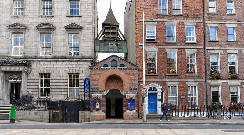 The Notre Dame-Newman Centre tightly inbetween two buildings.